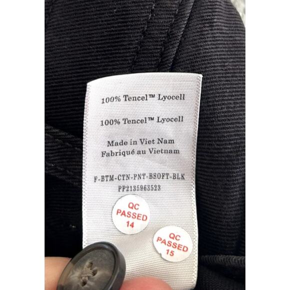 Everlane the Tencel Relaxed Chino in Buttersoft Black 12 - Picture 6 of 10